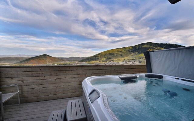 Huge & Newly Constructed 5br/5ba -private Hot Tub! 5 Bedroom Condo by RedAwning