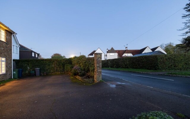 The Wycombe House - Inviting 5bdr House With Garden