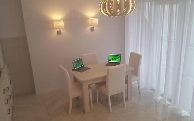 SEA-VIEW Beluga & Dolphin Luxury HOTEL apartments