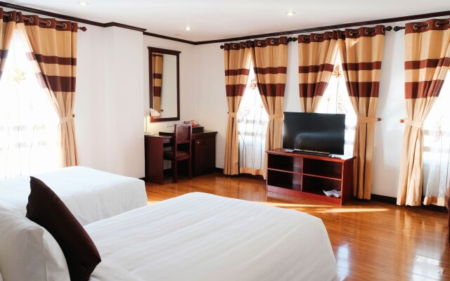 May De Ville Lakeside Hotel