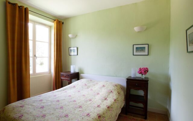 Secluded Holiday Home in Rustrel With Swimming Pool