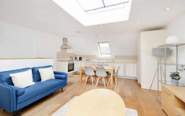 JOIVY Quiet Mews Street Apartment in the Heart of Edinburgh