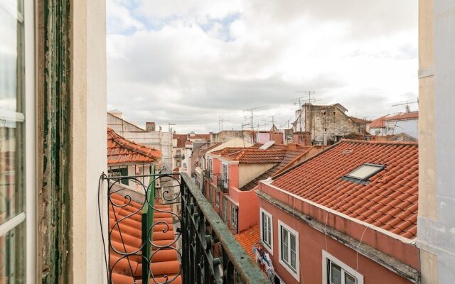 Attic Apartment With Balcony in Bairro Alto