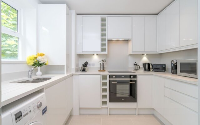 Sunny 2BR apt in the heart of Vauxhall, by subway
