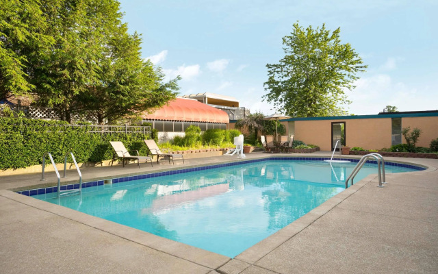 Days Inn by Wyndham Willoughby/Cleveland