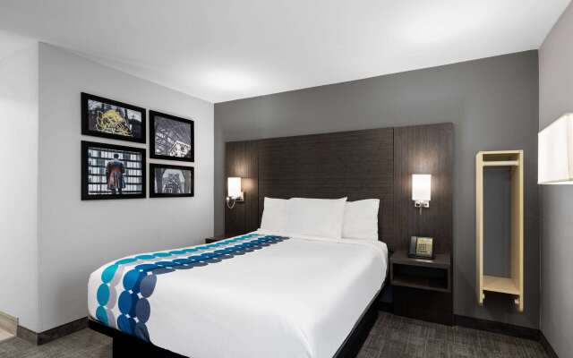 La Quinta Inn by Wyndham Indianapolis Airport Executive Dr