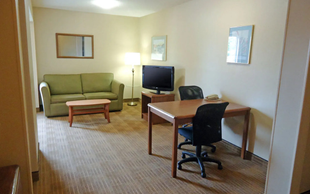 HomeTowne Studios & Suites by Red Roof Greensboro