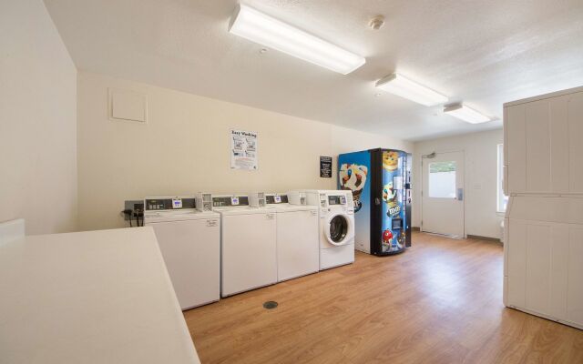 HomeTowne Studios by Red Roof Dallas - Irving