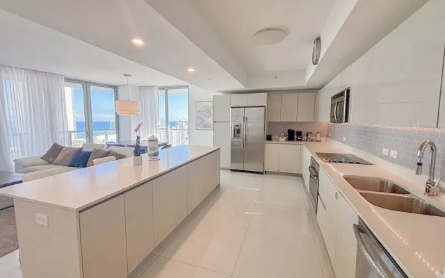 Luxury 3-BR Apartment with Stunning City