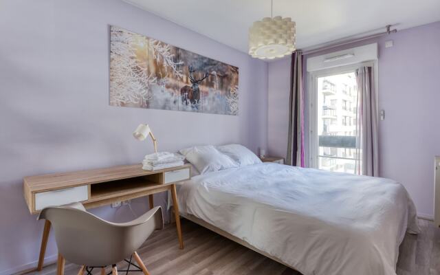 Spacious Apartment With Stunning View Of Paris La Defense Fits Up To 8