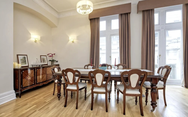 Historic Whitehall Flat in SW1 by Underthedoormat