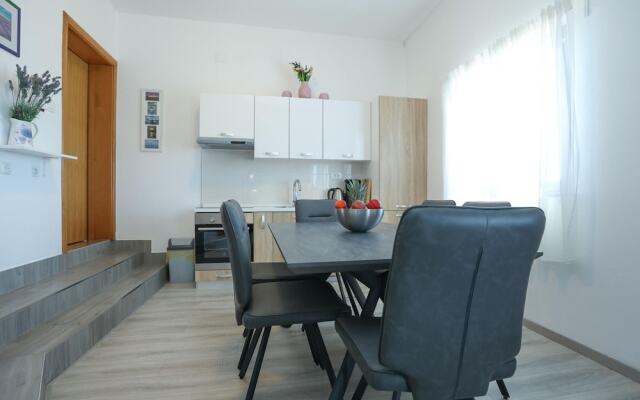 Luxury Apartment With Heated Pool in Starigrad