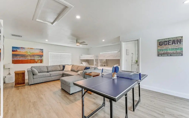 Naples Escape w/ Furnished Patio & Private Pool!