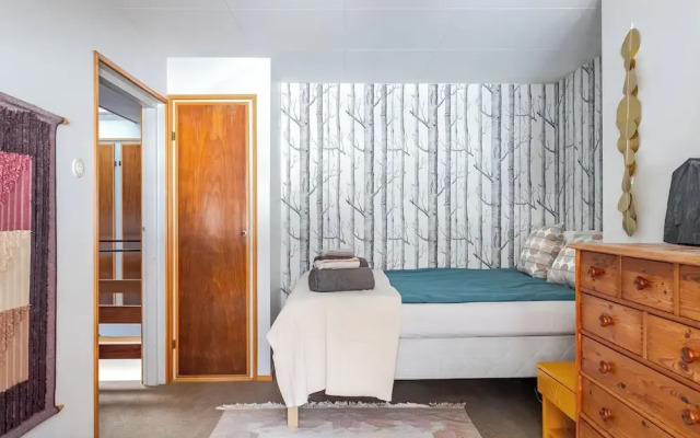 Lakefront House with 5 BR and Sauna