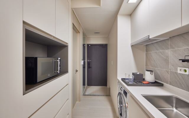 Shift Door Residence Hari