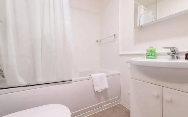 Spacious 2 Bedroom Flat in Kensington