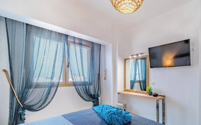 Napoleon Navy Suite 1bd 1ba