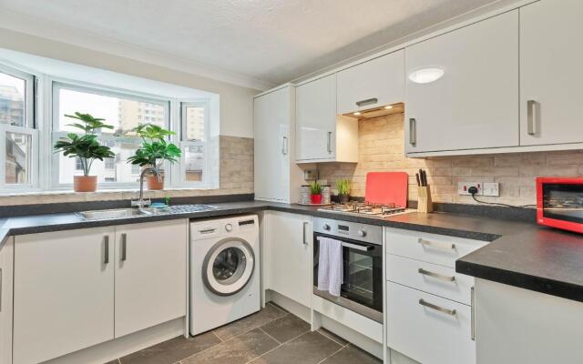 Seabright Townhouse | By My Getaways | Parking for one car