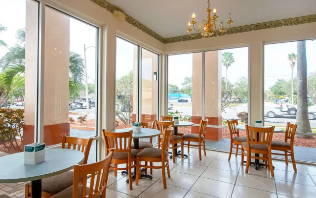 Econo Lodge Inn & Suites
