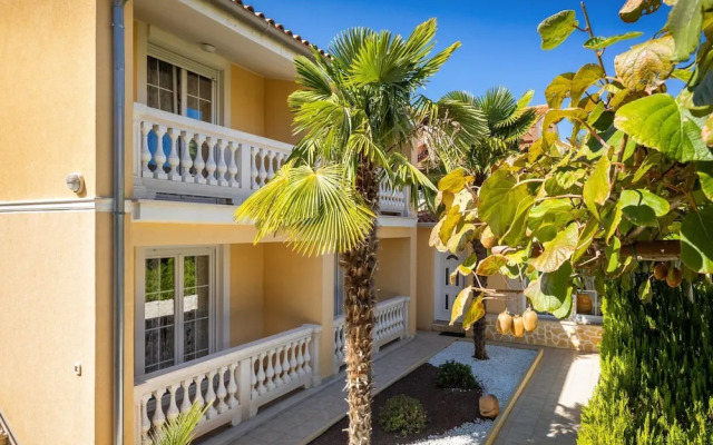 Premium Apartment With Patio