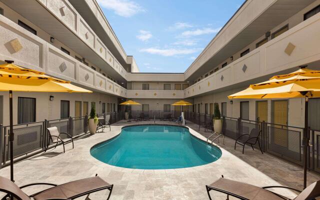 Hotel Bo, Days Inn by Wyndham Chattanooga Downtown