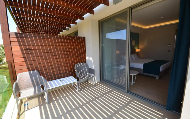 Almуros Beach Resort and Spa