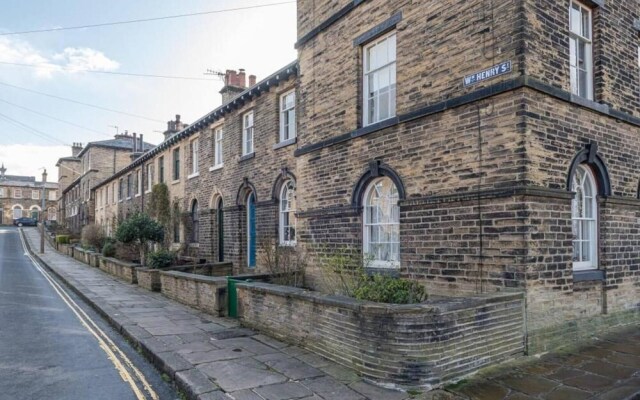 Riverside Balcony With Parking Minutes To Saltaire