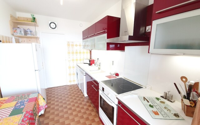 Beautiful 3-bedrooms Apartment, Sea View