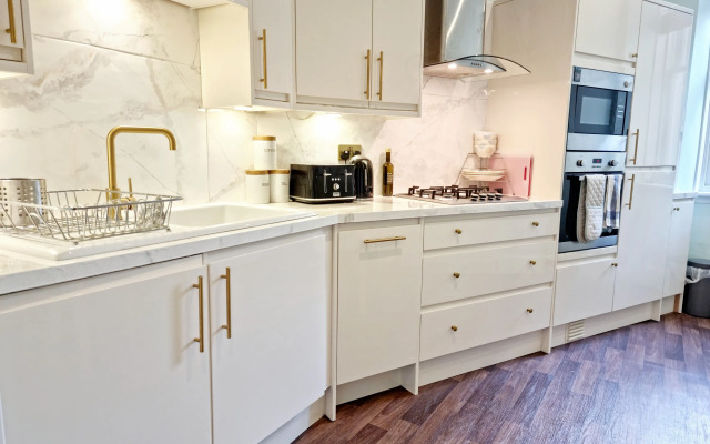 Vibrant Spacious Apartment In West End