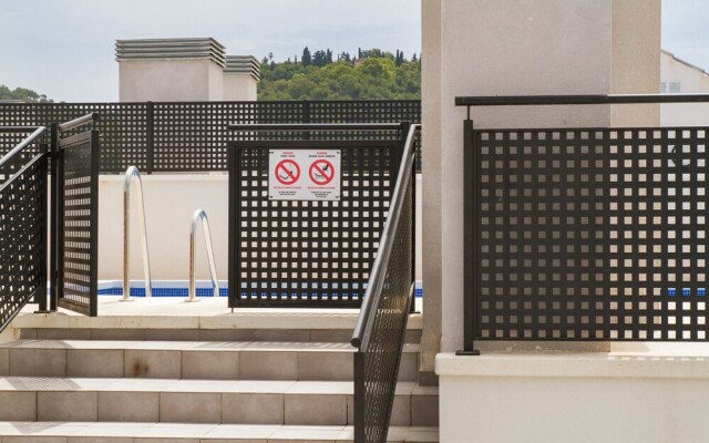 Deluxe Apartment Downtown with Pool and Parking