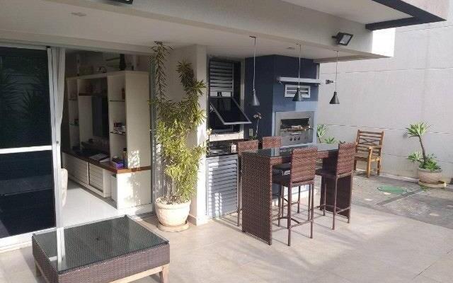 Casa com 4 quartos e piscina