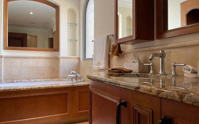 Cheerful 4-bedroom Villa With Shared Pool