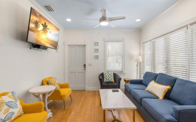 Poolside Suite by Brightwild Pvt Pool Parking