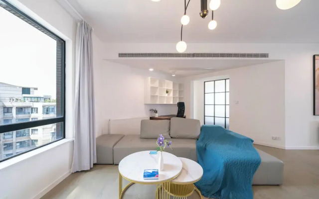 Tyms Elegant 4BR 2BA Apt in Xujiahui