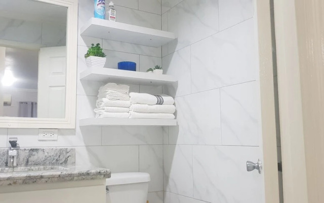 5 Star Fresh And Clean Condo In New Kingston
