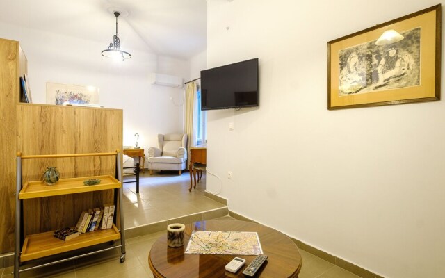 Welcoming Koukaki Hideaway  by Cloudkeys