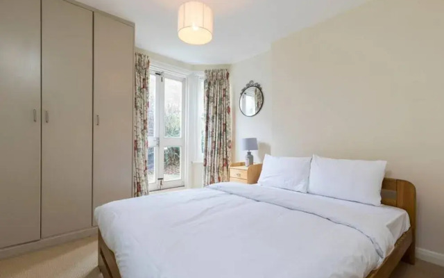 Charming 2 bed Apartment in Queen's Park W/garden