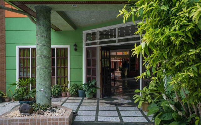 Stefanie Grace Paradise Inn