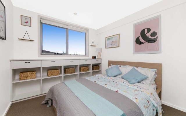 City Central Designer Apartment with Parking