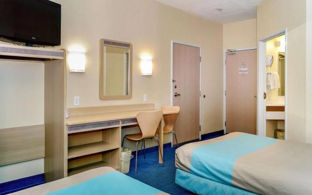 Motel 6 Peterborough, ON