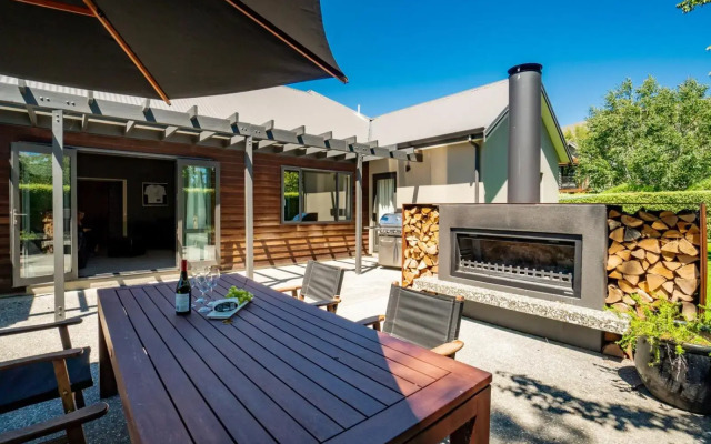 Modern Lake Haven - Wanaka Holiday Home