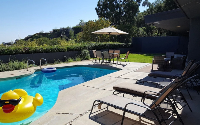 4 Bedroom Celebrity House with Pool & City View