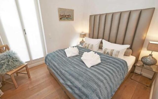 Johanna - Penthouse Nautilus 16