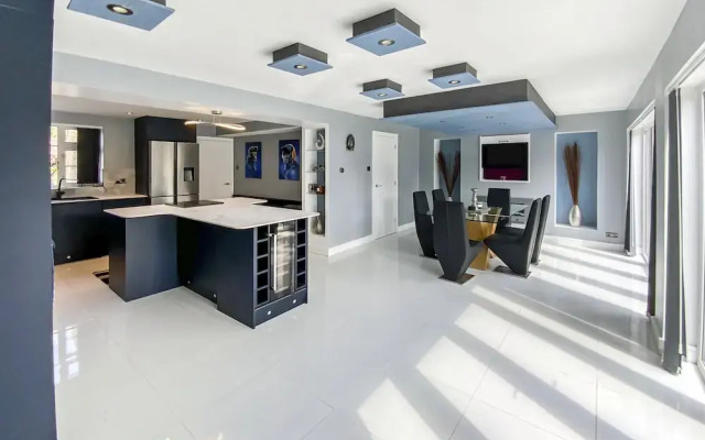 Remarkable 4-bed House in Boston
