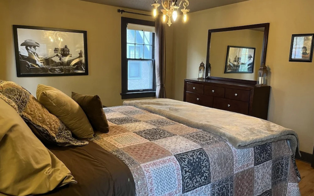 Historic Twin Tudors Inn