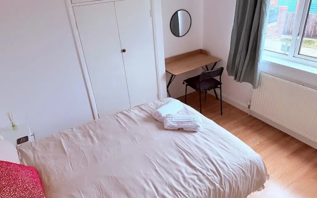 Cosy 2 Bedroom Apartment by Airport & Town Centre