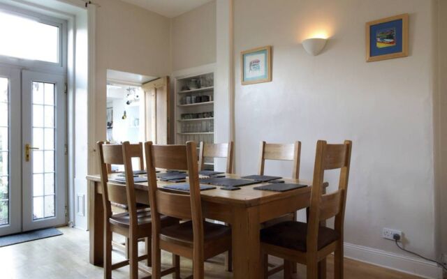 Central and Spacious 2 Bedroom Flat With Garden