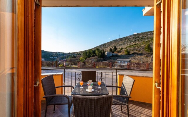 Awesome Apartment in Modric With 2 Bedrooms and Wifi