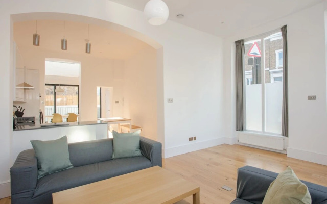 Newly Refurbished Modern 3 Bedroom Apartment in Affluent Fulham