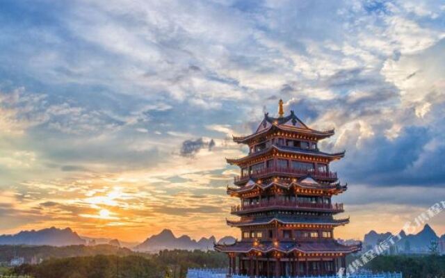 Home Inn (Hezhou Lingfeng Square)
